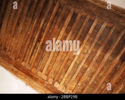 Ancien plafond en bois d'origine, chantier dans riad rénové, Médina, Marrakech, Maroc, Afrique du Nord Banque D'Images