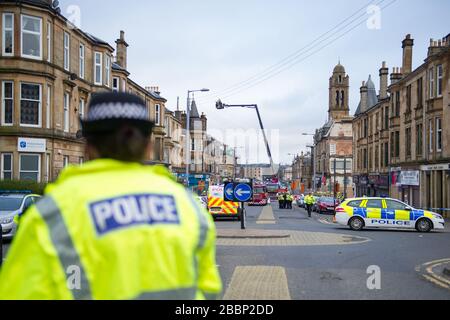 Glasgow, Royaume-Uni. 1er avril 2020. Photo : feu de maison de logement à Albert Drive dans le côté sud de Glasgow à Pollockshields. Les pompiers ont assisté à une énorme blaze, la deuxième en quatre mois dans la région de Pollokshields de Glasgow. Crédit : Colin Fisher/Alay Live News. Banque D'Images