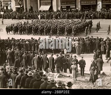 Les soldats du 369ème Régiment d'infanterie défilent sur la Cinquième Avenue à New York le 17 février 1919 lors d'un défilé organisé pour accueillir la maison de la Garde nationale de New York. Plus de 2 000 soldats ont participé à la parade de la Cinquième Avenue. Les soldats ont marché à 11 kilomètres du centre-ville de Manhattan à Harlem. (Paul Thompson par les Archives nationales) Banque D'Images