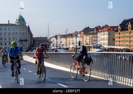 Les gens qui font du vélo près de Nyhavn à Copenhague, Danemark, Europe Banque D'Images