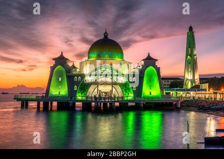 Mosquée de Melaka Straits au coucher du soleil, Malaca City, Malaisie Banque D'Images