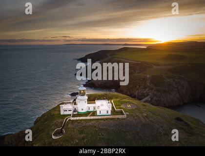 Pembrokeshire, Pays de Galles, RU- vue aérienne de Strumble Head, sur la côte ouest du pays de Galles du sud des Rocheuses au lever du soleil Banque D'Images