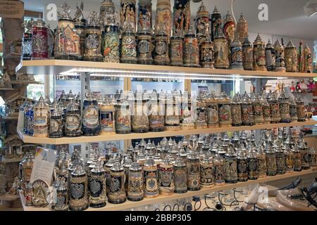 Une grande variété de steins de bière à vendre à Drubba Clock & Gifts à Regensburg, Allemagne. Banque D'Images