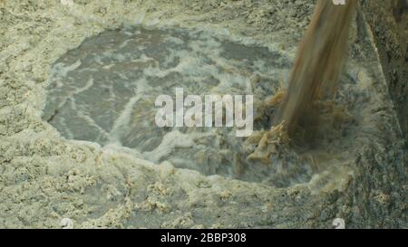 Purification biologique des eaux usées usine de traitement des eaux usées bulles d'eau dans le réservoir, boues activées déchets industriels procédés bactéries Banque D'Images