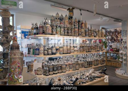 Une grande variété de steins de bière à vendre à Drubba Clock & Gifts à Regensburg, Allemagne. Banque D'Images