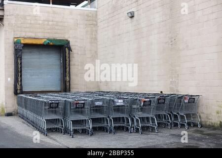 Des dizaines de chariots vides derrière un arrêt et boutique dans le centre commercial Bay Terrace à Bayside, Queens, New York City. Banque D'Images