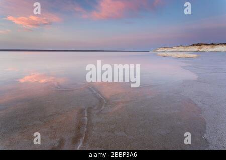 Matin dans le paysage dramatique au lac de sel de Tuzbair, Aktau, Mangystau, Kazakhstan, Banque D'Images