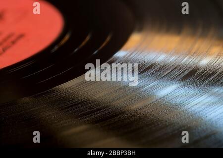 Segment de vinyle record avec étiquette de gros plan. Banque D'Images