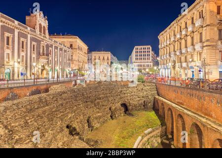 Catane - avril 2019, Sicile, Italie : vue en soirée de l'amphithéâtre romain de Catane. Ruines d'un théâtre ancien Banque D'Images