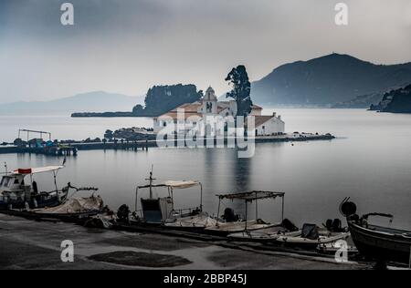 Monastère Vlacherna et l'île de la souris aux nuages temps pluvieux, golfe de mer, la piste d'aéroport est à proximité, Kanoni, Corfou, Grèce Banque D'Images