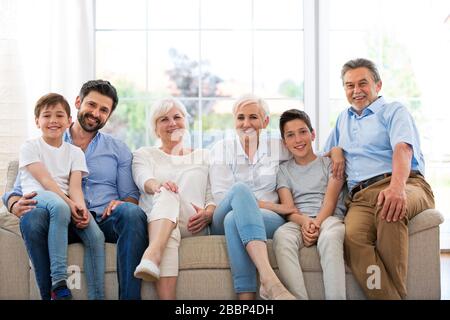 Famille de trois générations ayant du plaisir ensemble Banque D'Images