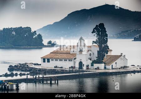 Monastère Vlacherna et l'île de la souris aux nuages temps pluvieux, golfe de mer, la piste d'aéroport est à proximité, Kanoni, Corfou, Grèce Banque D'Images