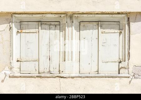 Façade de maison abandonnée, délabrée avec 2 fenêtres avec volets Banque D'Images