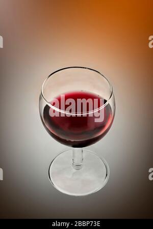 Un verre de vin rouge; Banque D'Images