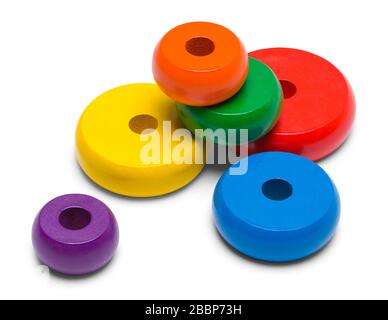 Anneaux en bois colorés isolés sur fond blanc. Banque D'Images