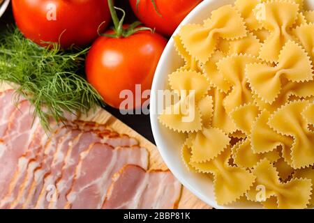 Ingrédients alimentaires italiens avec diverses pâtes, légumes, champignons, olives. Plat sur fond en bois sombre. Concept de cuisine méditerranéenne Banque D'Images