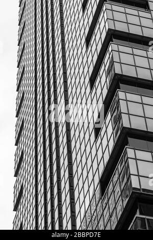 Le mur de verre croisé du bâtiment G. Fred DiBona Jr sur Market Street, Philadelphie, PA Banque D'Images