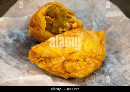 Purée de curry traditionnelle sud-est asiatique (tarte frite au curry, poulet et potes) Banque D'Images