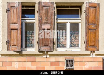 Façade avec fenêtres avec vitraux et volets en bois Banque D'Images