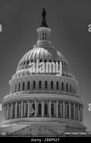 Le magnifique dôme en fonte du Capitole américain de Thomas U. Walter s'élève à 288' au-dessus de Capitol Hill à Washington DC Banque D'Images