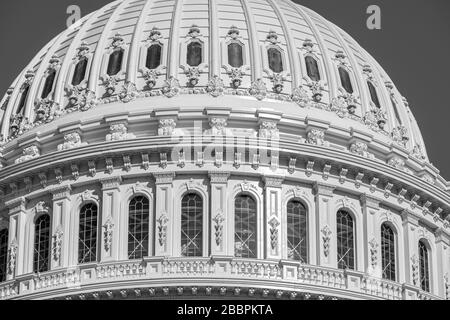 Le magnifique dôme en fonte du Capitole américain de Thomas U. Walter s'élève à 288' au-dessus de Capitol Hill à Washington DC Banque D'Images