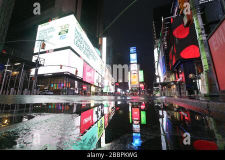 31 mars 2020, New York, NY, États-Unis: Un Times Square vide lors d'une nuit de pluie pendant la COVID-19 ou la nouvelle crise du coronavirus. (Image de crédit : © Dan Herrick/ZUMA Wire) Banque D'Images