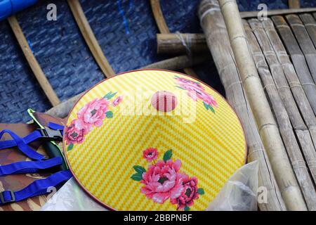 les vietnames traditionnels de chapeau de bambou dans un bateau rond traditionnel de bambou Banque D'Images