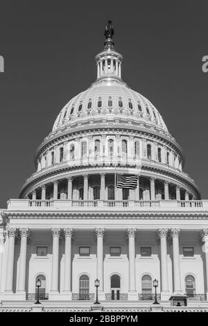 Le magnifique dôme en fonte du Capitole américain de Thomas U. Walter s'élève à 288' au-dessus de Capitol Hill à Washington DC Banque D'Images