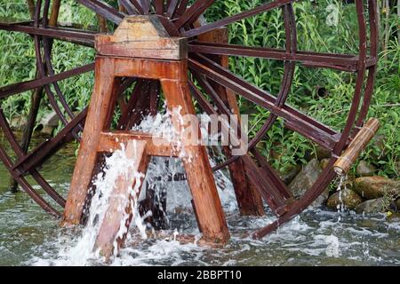 gros plan sur la roue d'eau traditionnelle des allées Banque D'Images