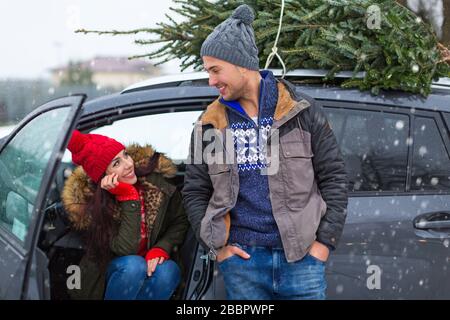 Couple qui achète Christmas Tree Banque D'Images