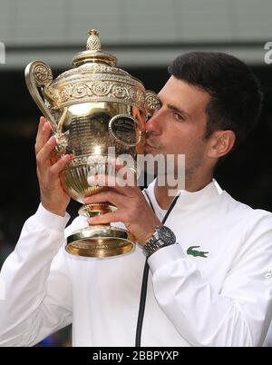 01 avril 2020: DOSSIER: Cette année, les organisateurs ont annulé les championnats de tennis de Wimbledon en raison de l'épidémie de coronavirus. Le grand taudis de la cour d'herbe devait commencer le 29 juin, mais une décision a été prise pour mettre fin à l'événement pour la première fois depuis la seconde Guerre mondiale. 14 juillet 2019 - Londres, Royaume-Uni - Novak Djokovic (SRB) avec le trophée après avoir remporté son match contre Roger Federer (SUI) lors du match des célibataires de leur gentleman final. (Image de crédit : © Andrew Patron/ZUMA Wire) Banque D'Images