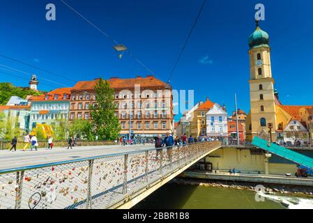 Graz - mai 2017, Autriche : vue sur le centre de la vieille ville par une journée ensoleillée. Église Franciscaine et les vieux bâtiments historiques avec toits orange Banque D'Images