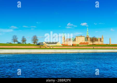 Helsingor - octobre 2018, Danemark: Le célèbre château de Kronborg aussi connu sous le nom d'Elsinore. Vue panoramique sur le principal monument de la ville Banque D'Images