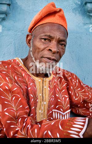 Portrait d'un homme yoruba d'âge moyen vêtu d'un costume coloré traditionnel. Banque D'Images