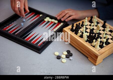 Jeux de société sur la table. Échecs, backgammon, vérificateurs. Les planches sont disposées pour le jeu. Jouez, amuse-toi à la maison. Loisirs, loisirs. Banque D'Images