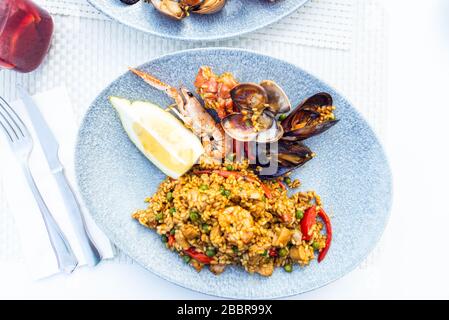 Portion de paella de fruits de mer très savoureuse dans la plaque Banque D'Images