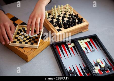 Jeux de société sur la table. Échecs, backgammon, vérificateurs. Les planches sont disposées pour le jeu. Jouez, amuse-toi à la maison. Loisirs, loisirs. Banque D'Images