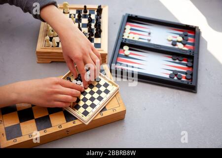 Jeux de société sur la table. Échecs, backgammon, vérificateurs. Les planches sont disposées pour le jeu. Jouez, amuse-toi à la maison. Loisirs, loisirs. Banque D'Images