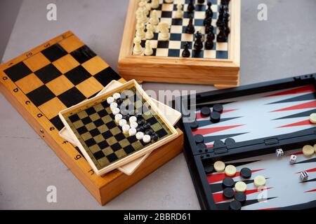 Jeux de société sur la table. Échecs, backgammon, vérificateurs. Les planches sont disposées pour le jeu. Jouez, amuse-toi à la maison. Loisirs, loisirs. Banque D'Images