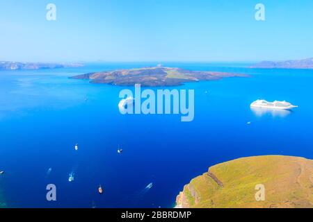 Santorin, Grèce caldera, le volcan et l'île panorama de la mer avec les navires de croisière Banque D'Images