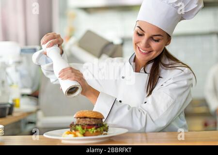 Femme chef de cuisine Banque D'Images