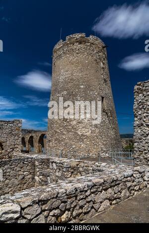 Une tour ronde sur le territoire du château supérieur - le plus grand château de Slovaquie - le château de Spiš. Banque D'Images
