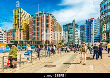 Oslo - juin 2019, Norvège: Vue sur le centre-ville d'Oslo avec des bâtiments modernes et des gens à pied. Architecture colorée dans la capitale de la Norvège Banque D'Images