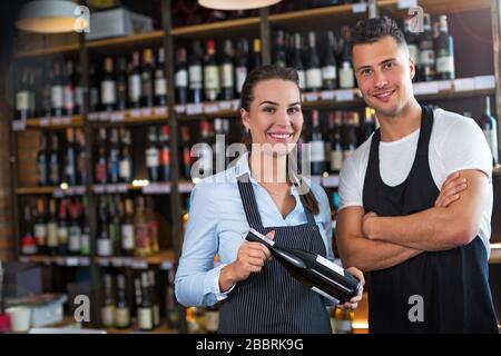 Femme et homme travaillant dans la boutique de vins Banque D'Images