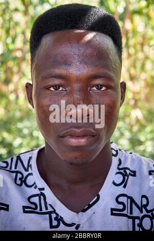 Portrait d'un jeune homme de Fulani avec tatouages faciaux. Banque D'Images