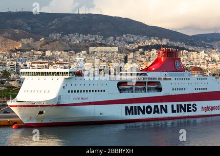 Le Palais Festos, un ferry à grande vitesse exploité par Minoan Lines dans le port du Pirée en Grèce. Le bateau navigue sur la mer Égée. Banque D'Images