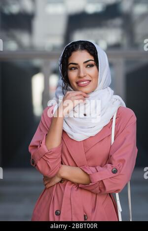 Jeune femme arabe portant du hijab dans la rue Banque D'Images