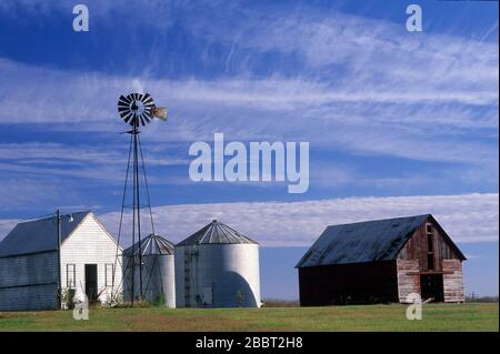 Grange-grain bins-Windmill, comté de Piatt, Illinois Banque D'Images