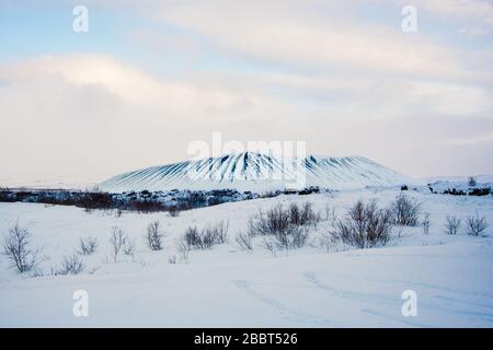 Snowly paysage avec pseudo cratère islandais Banque D'Images