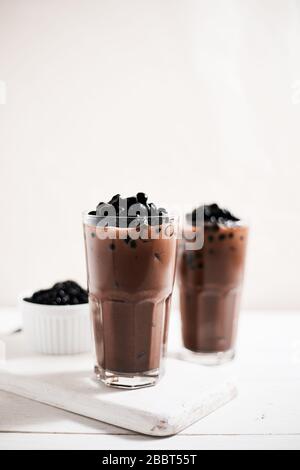 Thé à bulles de lait maison avec tapioca perles. Banque D'Images